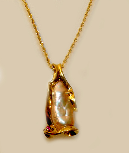 Chinese freshwater pearl pendant